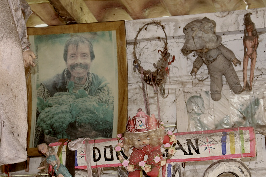 Photo of Don Julián surrounded by dolls